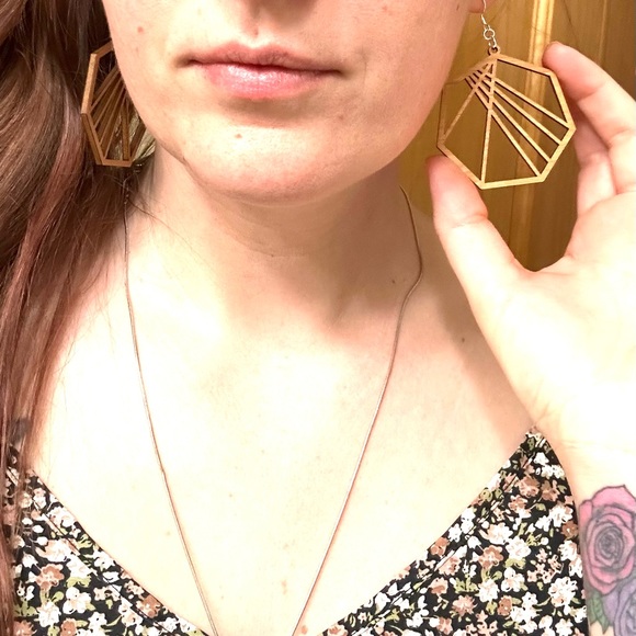 Geometric wooden dangle earrings - Picture 6 of 7